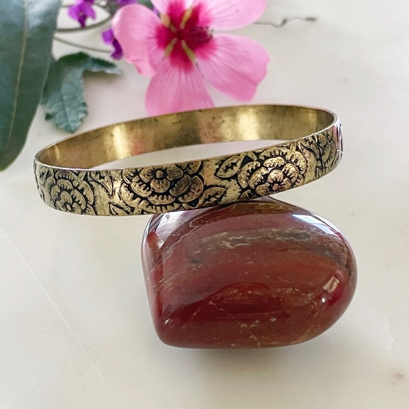 Indian Engraved Floral Brass Bangle Bracelet, Vintage 1970s - Picture 4 of 9